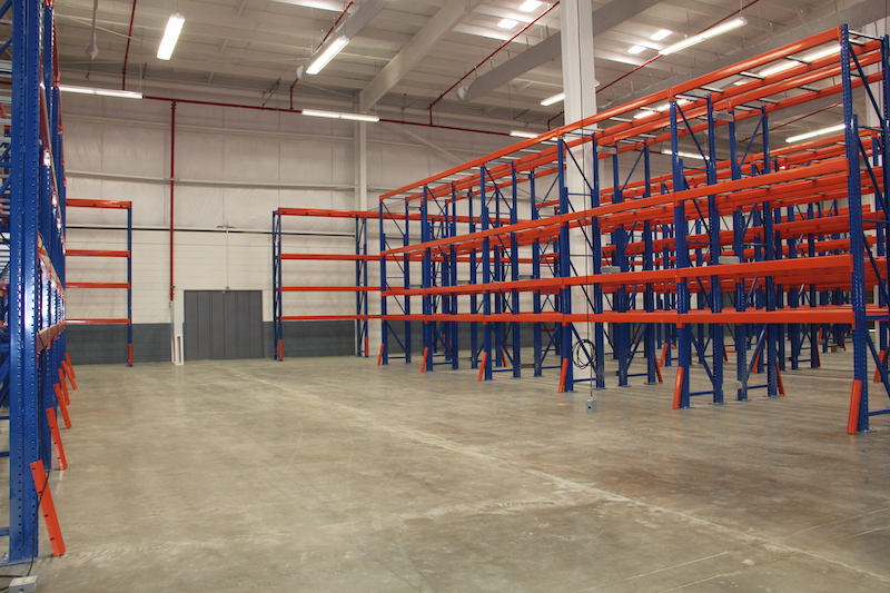 steel building cold storage warehouse with racks