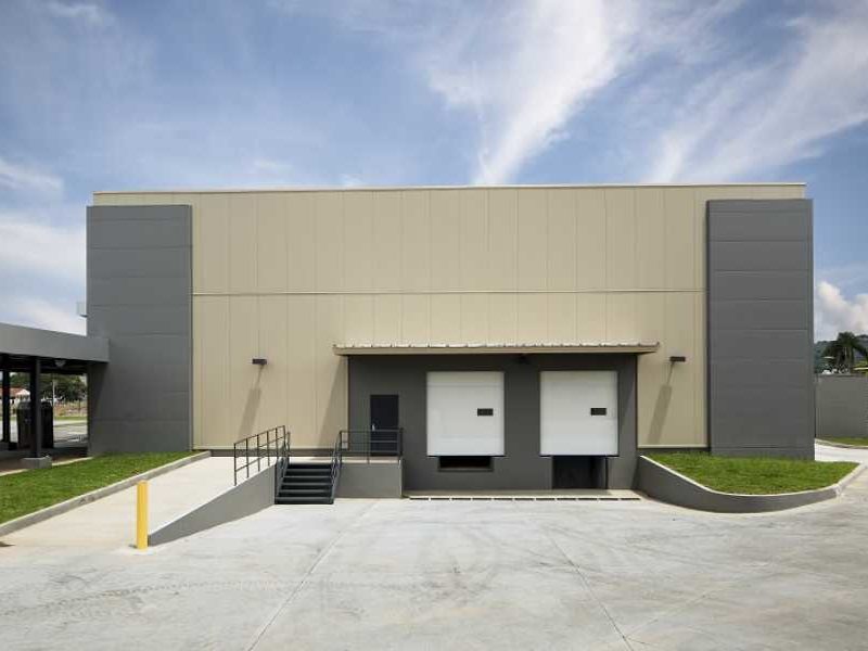 Prefabricated steel building, Novey & Riba Smith Supermercados located in Panama Pacifico, town Center, Panama with insulated metal panels on the roof and walls