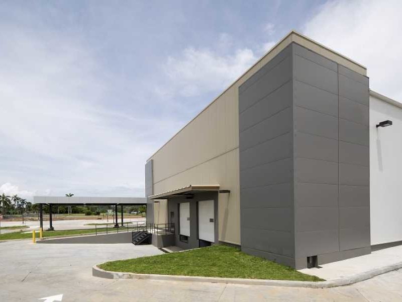 Prefabricated steel building, Novey & Riba Smith Supermercados located in Panama Pacifico, town Center, Panama with insulated metal panels on the roof and walls