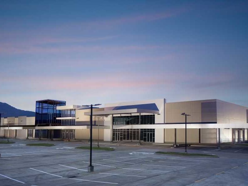 Prefabricated steel building, Novey & Riba Smith Supermercados located in Panama Pacifico, town Center, Panama with insulated metal panels on the roof and walls