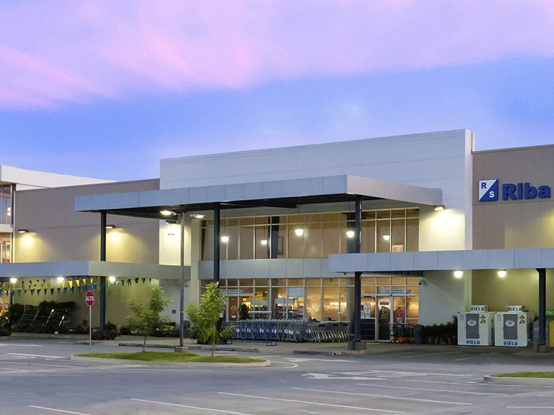 Prefabricated commercial steel building, Novey & Riba Smith Supermercados located in Panama Pacifico, town Center, Panama with insulated metal panels on the roof and walls