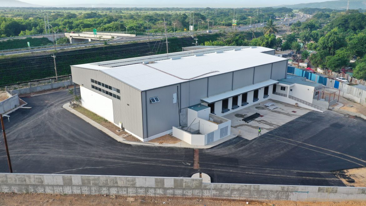 Showroom and warehouse steel building in Jamaica